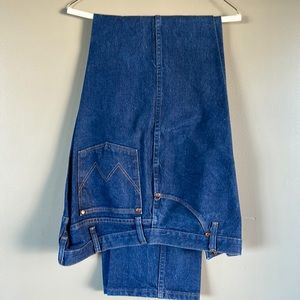 Men’s wrangler bootcut jeans. 38x36 almost new,  freshly starched!